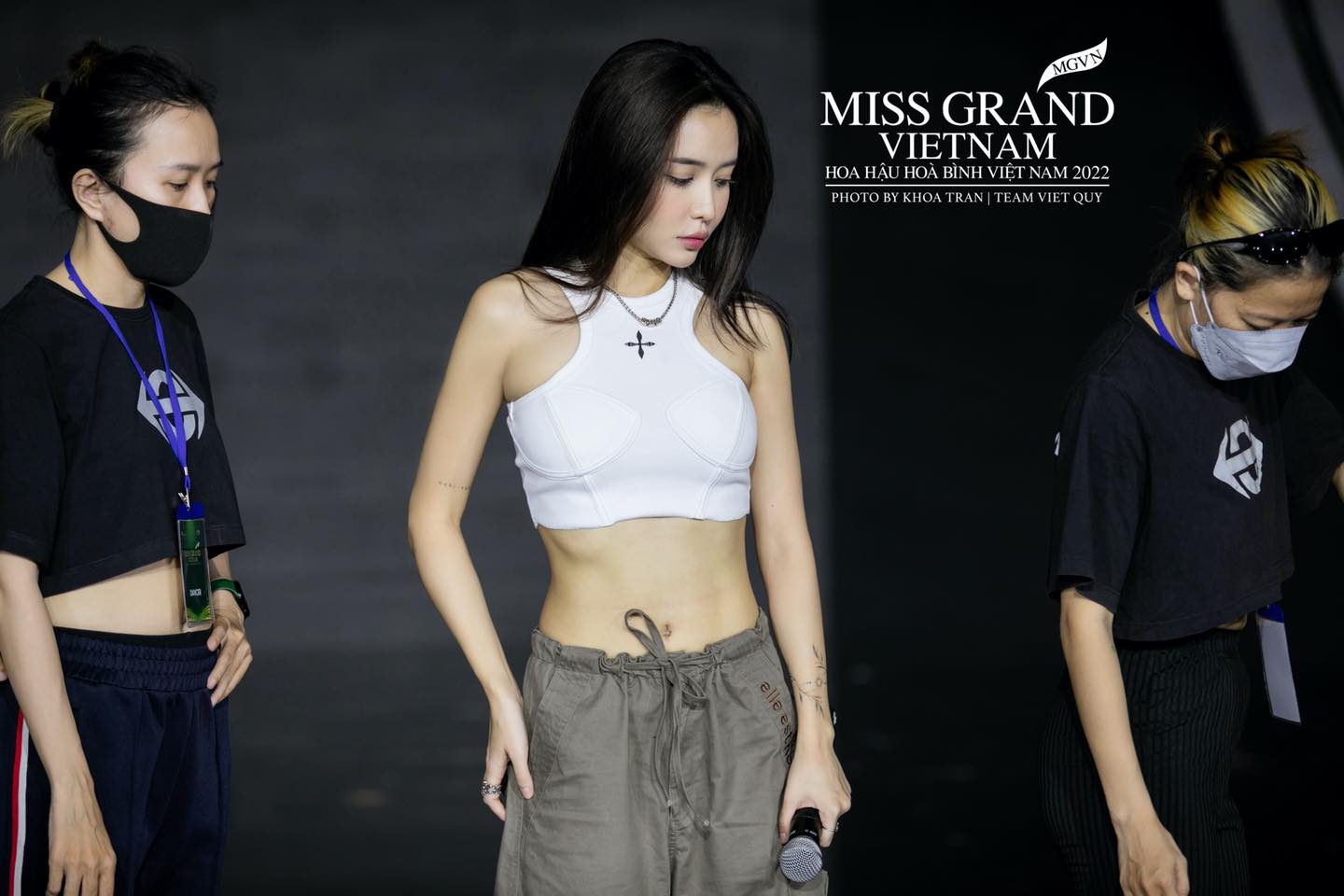 Bích Phương được ekip bất ngờ tổ chức sinh nhật ngay trên sân khấu buổi tổng duyệt.&nbsp;