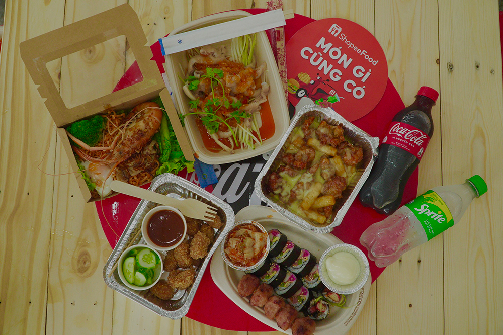 Không chỉ là món ngon, các tín đồ ẩm thực còn được thỏa sức uống Coca Cola mát lạnh, đây chính là “vũ khí bí mật” giúp bạn tự tin khám phá hết khu phố ẩm thực khổng lồ này đấy.