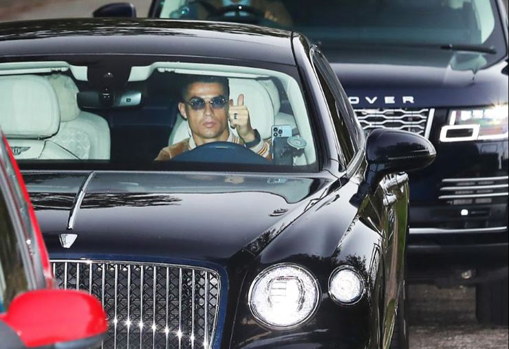 Ronaldo lái xe trở lại Carrington tập ngày 30/9 khi đeo một chiếc kính râm khá thời trang