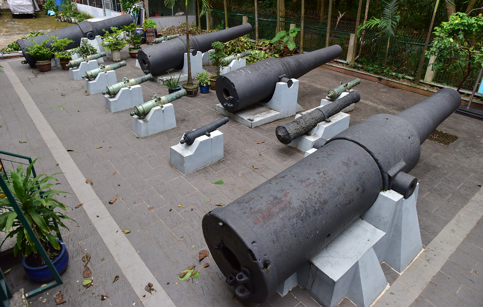 Trong khuôn viên của Bảo tàng Lịch sử TP.HCM, quận 1, TP.HCM trưng bày bộ sưu tập gồm 17 súng thần công, đại bác của Việt Nam và phương Tây. Vào thời Tống, người Trung Quốc đã phát minh ra thuốc súng, nhưng chưa biết dùng nó trong kỹ thuật quân sự. Đến thế kỷ 14, người châu Âu tiếp thu kỹ thuật làm thuốc súng và nghĩ ra cách chế tạo súng thần công.