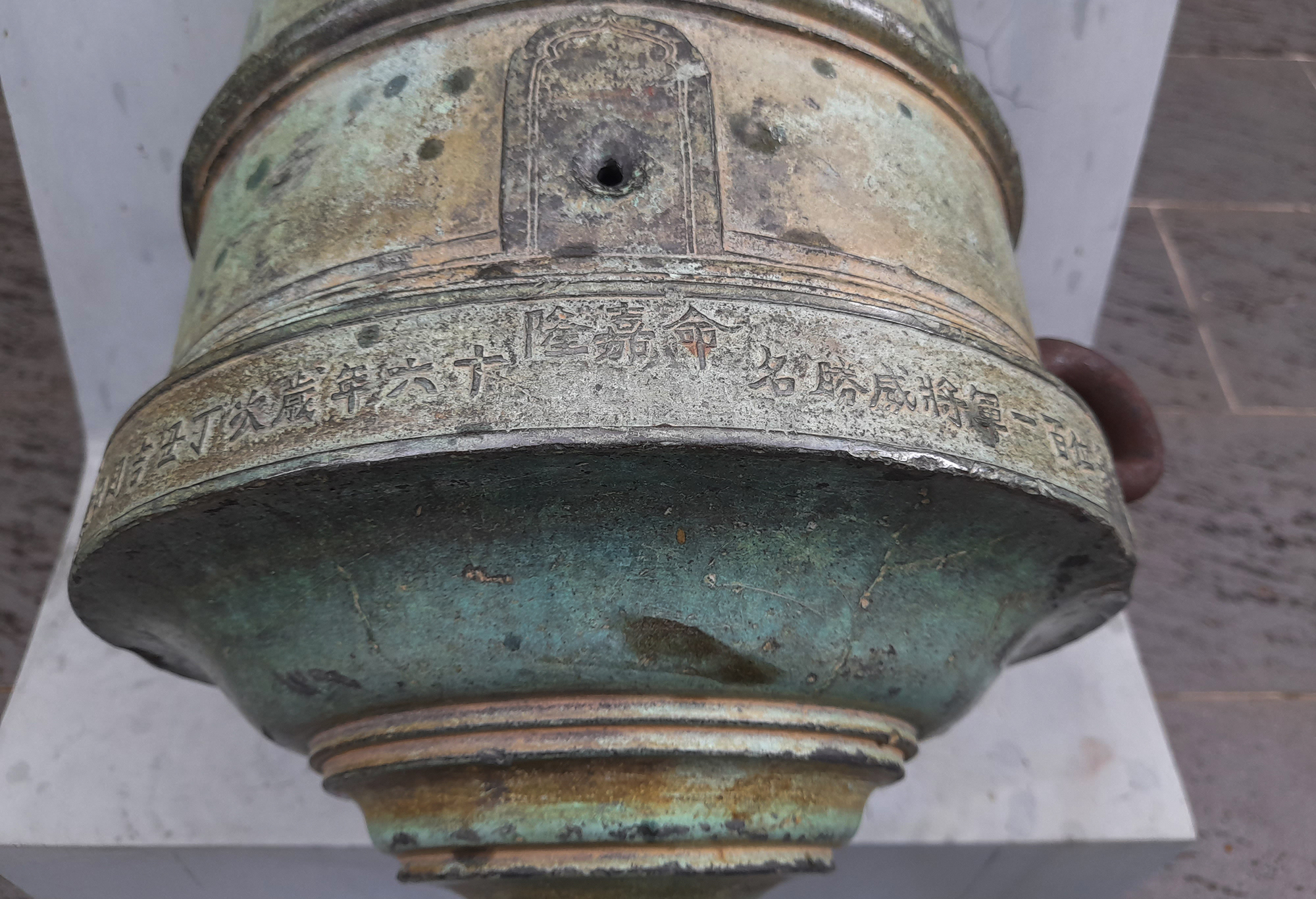 Các khẩu thần công thời Nguyễn được tạo hình cầu kỳ, đường nét với quai súng cách điệu bằng hình dạng, hoạ tiết cung đình, bản lề và đuôi súng khắc các văn tự chữ Hán.