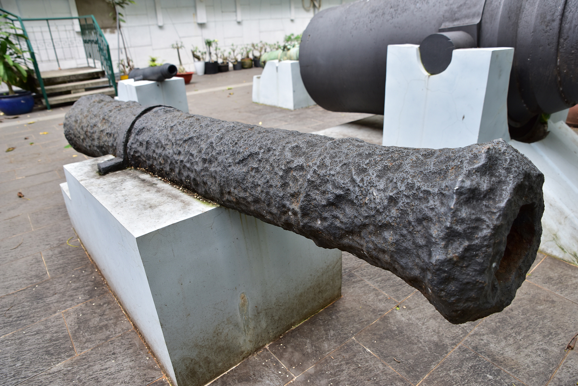 Một khẩu thần công có chiều dài khoảng 2,5m không còn nguyên dạng sau 3 thế kỷ tồn tại.