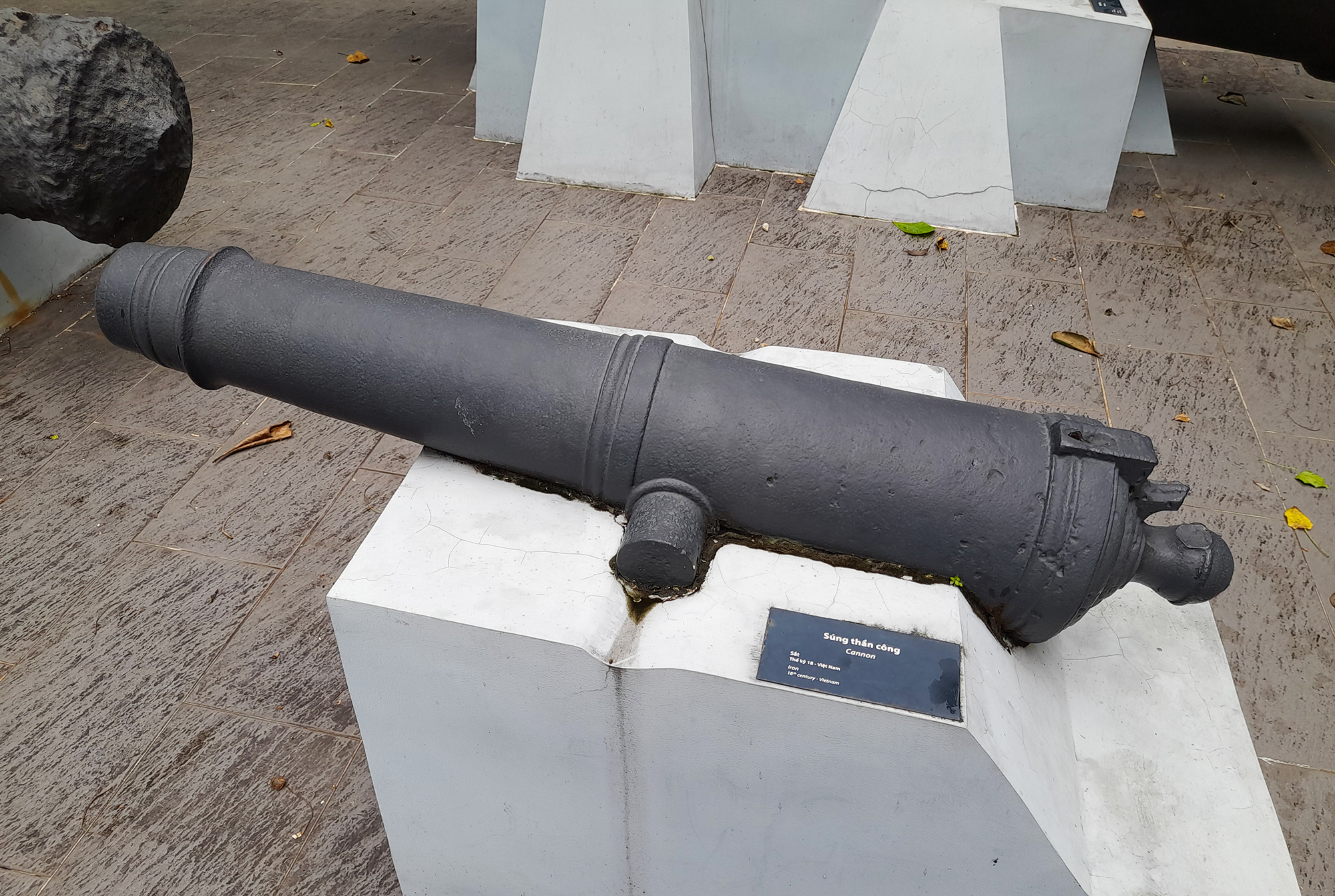 Hai khẩu thần công khác đúc bằng sắt tại Việt Nam từ thế kỷ 18 cũng được trưng bày. Súng thần công phương Đông có nhiều kích thước, ban đầu được đúc bằng đồng sau thay bằng sắt hoặc gang.