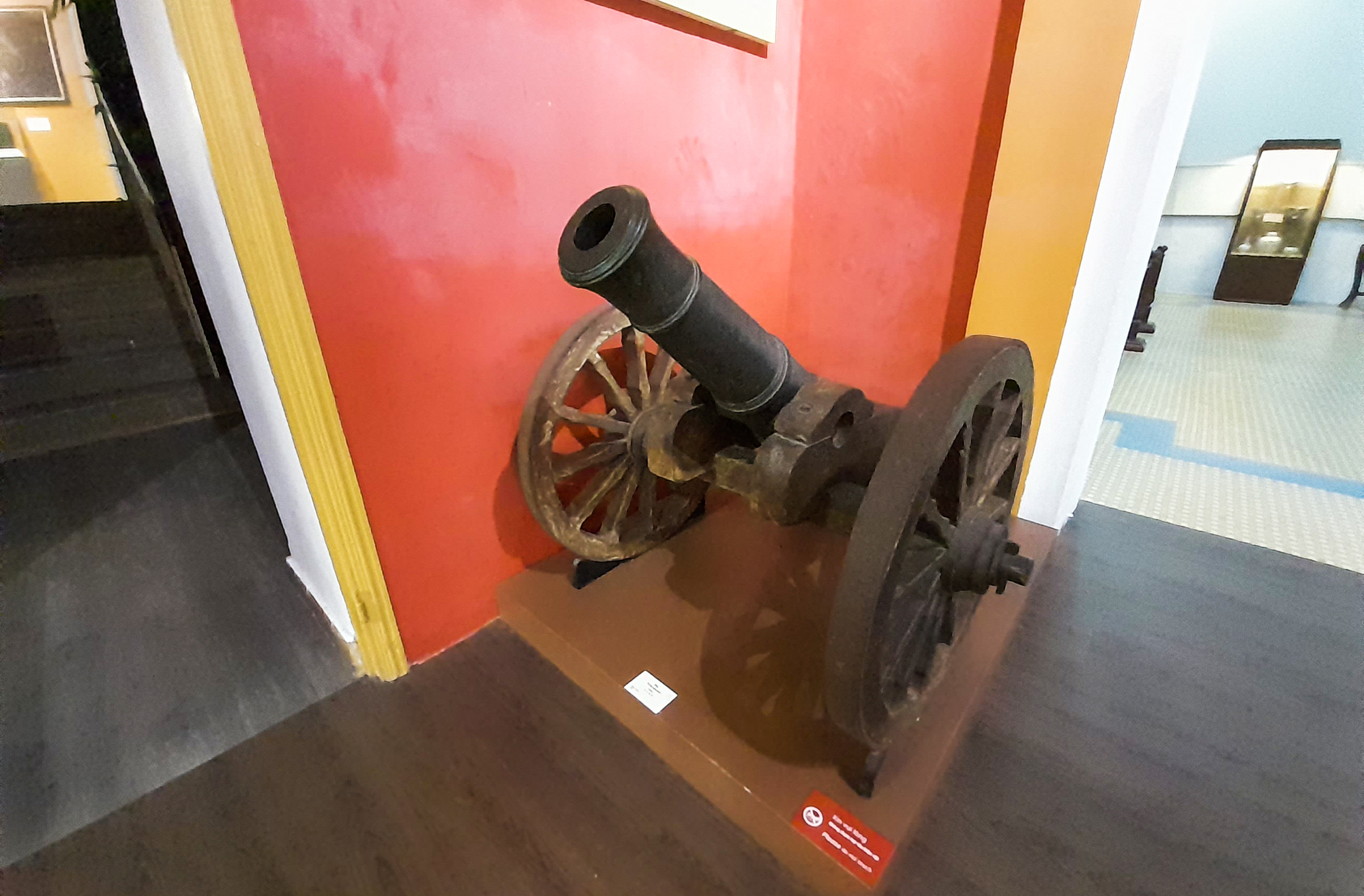 Ngoài ra, bên trong bảo tàng còn trưng bày khẩu súng thần công mang tên “Võ Công Tướng Quân” bằng đồng đúc năm 1822, hiện vẫn đang gắn trên bánh xe kéo.