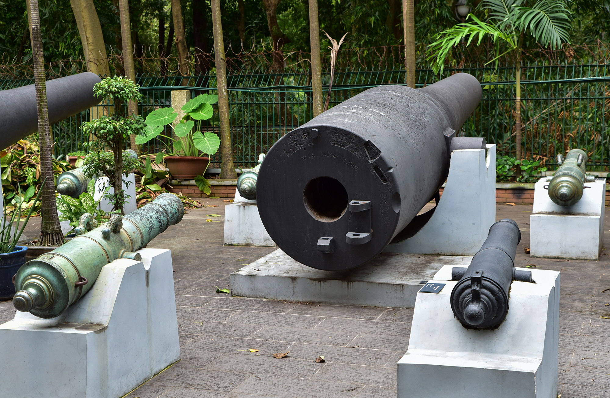 Súng thần công là loại hoả khí nhằm tiêu diệt mục tiêu từ xa. Loại súng này thường có kích thước lớn, trọng lượng nặng, lúc đầu được đúc bằng đồng, sau được chế bằng sắt hoặc gang. Đạn súng thần công là những quả cầu đặc bằng đá, gang hoặc sắt được bắn ra bởi sức đẩy của thuốc đạn nhồi. Những khẩu đại bác, súng thần công cổ này đều có niên đại trong khoảng thế kỷ 18 - 19 kích cỡ và hình dáng khác nhau.