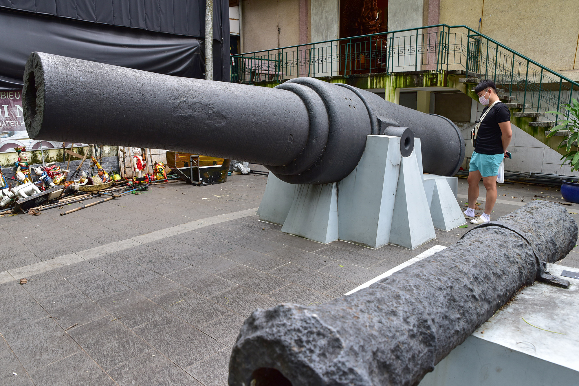 Loại lớn nhất là 4 cỗ đại bác khổng lồ do người Pháp đúc vào các năm 1868, 1870, 1889, sử dụng trong thời kỳ chiến tranh xâm lược và đô hộ Việt Nam. Các cỗ đại bác này được đúc bằng gang, trong đó cỗ lớn nhất có kích thước dài hơn 5m.