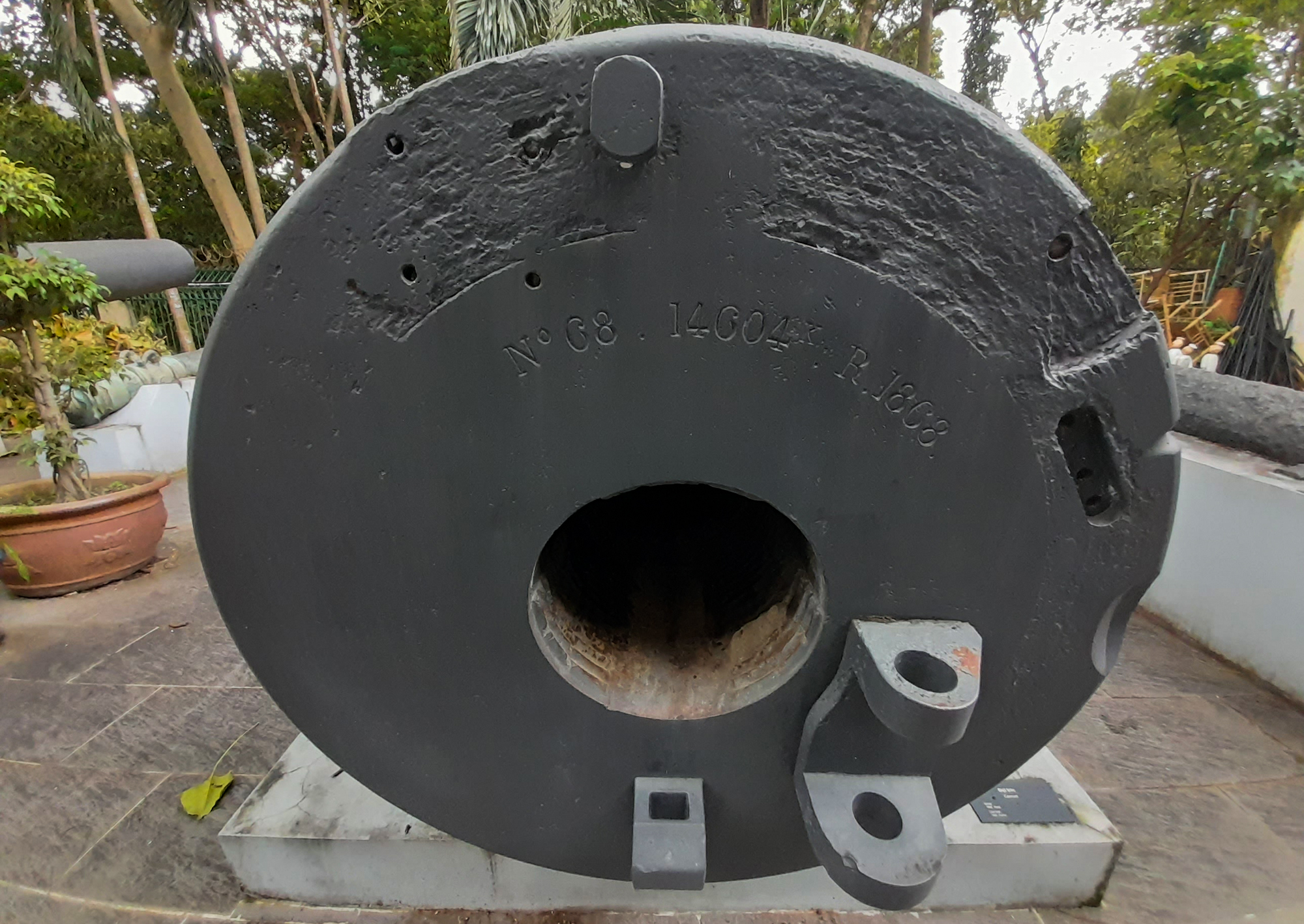 Đường kính phần lớn nhất rộng 1m, lỗ đạn lớn gần 40cm. Phần đuôi của những cỗ đại bác này có khắc số hiệu và năm chế tạo.