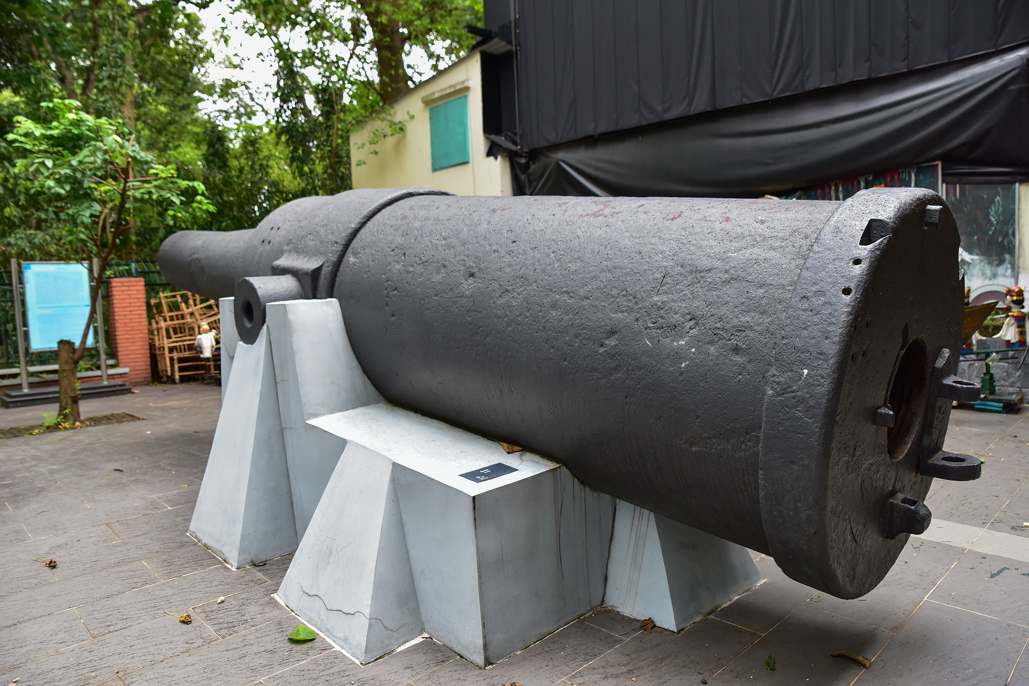 Súng nặng hàng chục tấn, thời điểm sử dụng thường đặt trên giàn sắt tạo thành những ụ pháo. Những cỗ đại bác lớn này thường được sử dụng để bảo vệ vùng ven biển trước sự xâm nhập của tàu thuyền lạ.