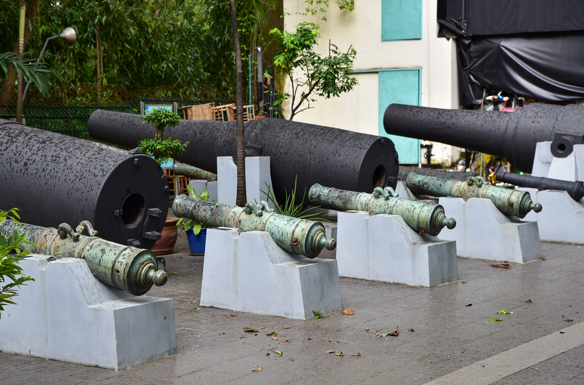 Nằm cạnh và đan xen với những khẩu đại bác phương Tây là 10 khẩu súng thần công được nhà Nguyễn đúc khoảng đầu thế kỷ 19. Cuối thế kỷ 14, Việt Nam đã chế tạo được súng “Thần cơ sang pháo” bắn bằng thuốc đạn. Tuy nhiên, sau đó kỹ thuật đúc súng thần công không được phát triển. Đến thế kỷ 17, việc đúc súng phải nhờ đến các chuyên gia người Hà Lan, Bồ Đào Nha. Từ giai đoạn này, súng thần công được sử dụng phổ biến hơn.