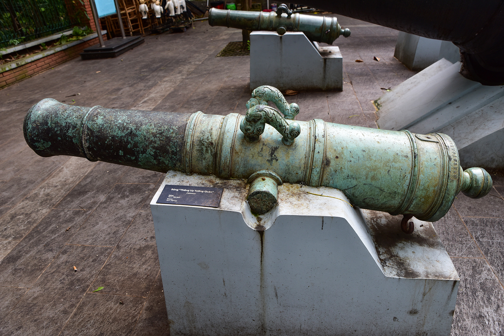 Thời Nguyễn (1802-1945) súng thần công có nhiều loại, nhiều kiểu từ nhỏ tới lớn. Súng loại lớn khi xuất xưởng đều được phong ngay là Tướng quân hoặc Trung, Đại, Thượng tướng quân với tên gọi đúc sẵn trên thân súng. Bộ 10 khẩu trưng bày tại bảo tàng này có tên súng “Thắng Uy Tướng Quân”, “Hùng Uy Tướng Quân” làm bằng chất liệu đồng.