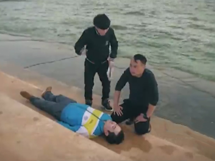 Clip hài hước - Cứu người đuối nước theo sách hướng dẫn và cái kết khó đỡ