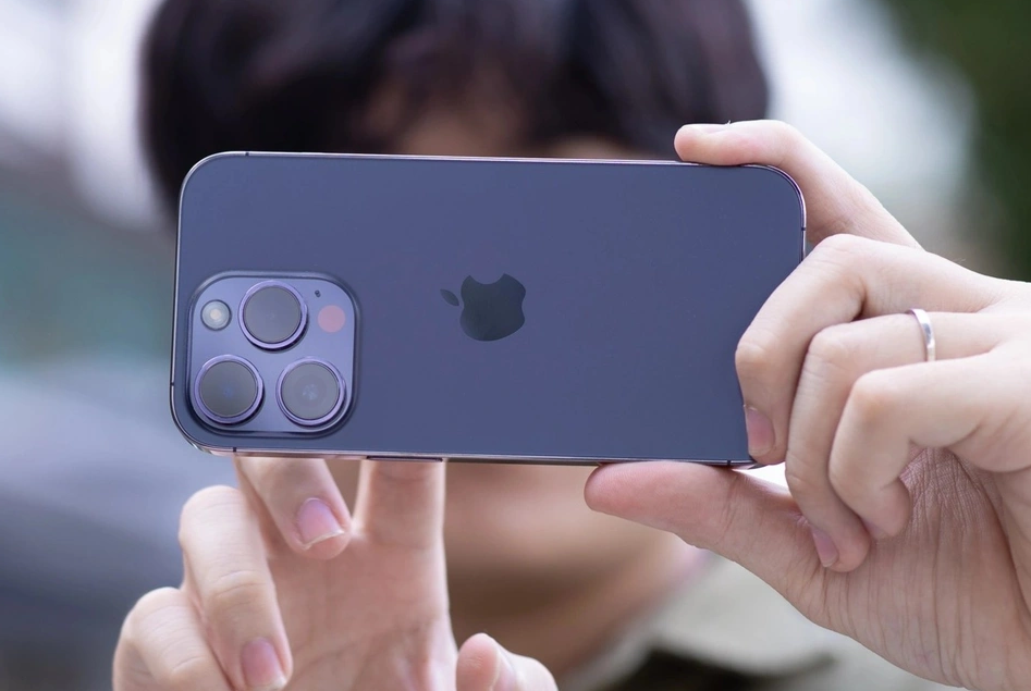 Camera sau của cặp iPhone 14 Pro quay video siêu ổn định, chuyên nghiệp không kém máy quay chuyên dụng.