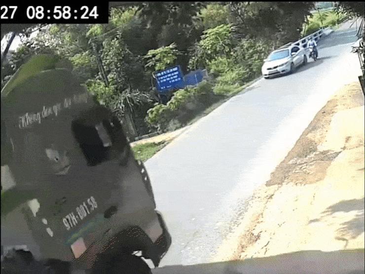 Ô tô - Clip: Xe máy vượt ẩu khiến xe bồn phanh "cháy" đường