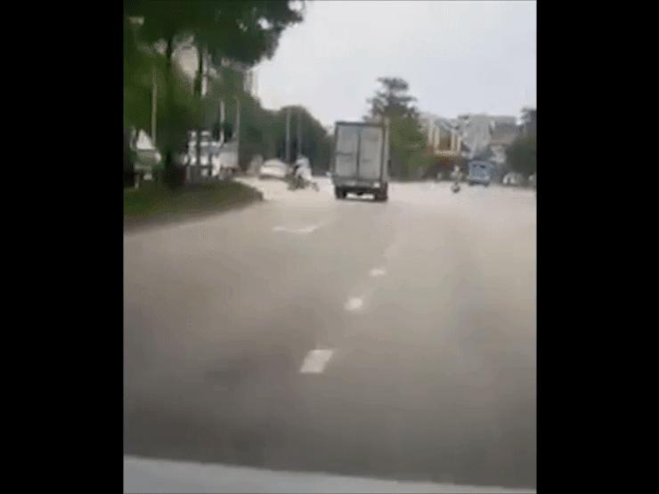 Ô tô - Clip: "Trẻ trâu" phóng nhanh lạng lách, xe máy trượt ngã ngay đầu ô tô