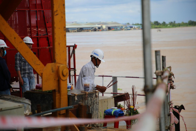 Ông Ngọc cho biết thêm, gia đình ông có 4 người con. Anh C. là đứa con cả. Sau khi học xong, C. vào miền Tây đi làm. "Cách đây 2 năm, C. lấy vợ người cùng quê rồi cả hai vào trong này lập nghiệp. Do đường sá xa xôi nên C. ít về. Rảnh rỗi, C. hay gọi điện thoại về hỏi thăm gia đình. Hiện giờ, tôi mong muốn cơ quan chức năng sớm tìm được thi thể con", ông Ngọc nghẹn lời.