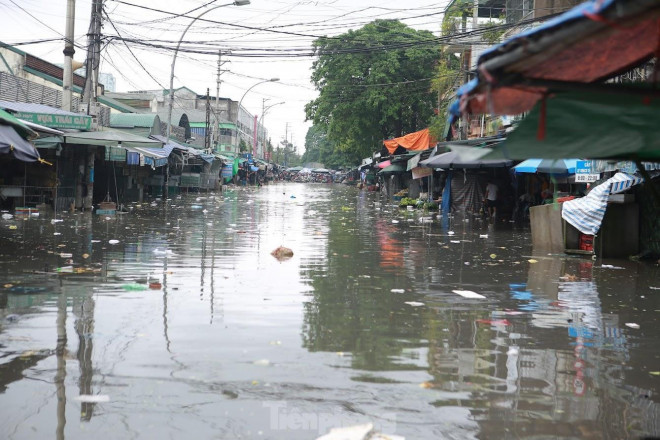 Ghi nhận ngày 1/10, khu vực đình Tây chợ Vinh (TP Vinh, Nghệ An) bị bủa vây bởi nước. Theo các tiểu thương ở chợ, mực nước hôm nay đã lên thêm khoảng 30cm so với hôm qua.