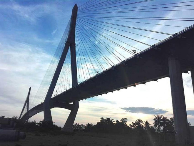 Chân cầu Cần Thơ phía bờ thị xã Bình Minh, Vĩnh Long. Ảnh: HD