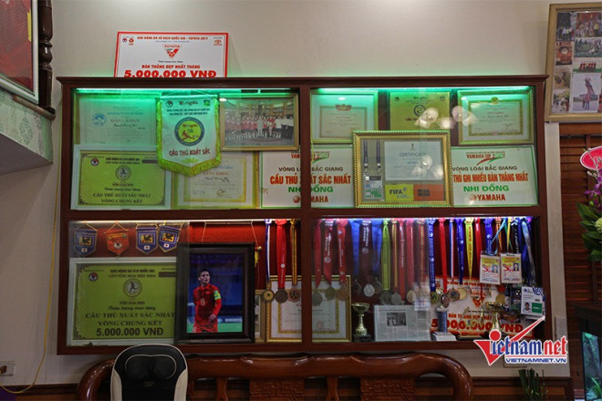 Trên tường phòng khách trưng bày các huy
chương, giải thưởng cũng như các bài báo viết về Quang Hải.