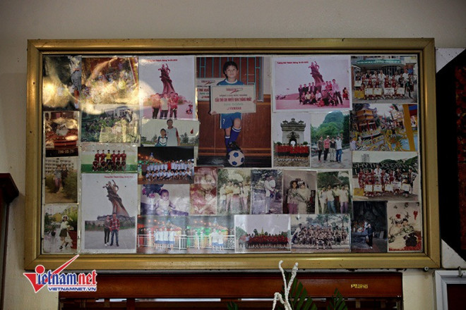 Các bức ảnh lưu niệm của gia đình được bố mẹ
tiền vệ sinh năm 1997 lồng khung kính, treo trong phòng khách.