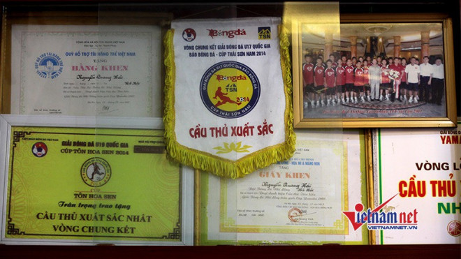 Tiền vệ Quang Hải nhận được rất nhiều bằng
khen, cờ thi đua vì đạt được thành tích xuất sắc trong thi đấu.