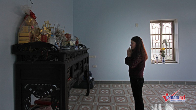 Bên cạnh là khu vực phòng thờ rộng rãi.