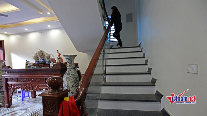 Tay vịn cầu thang được làm bằng gỗ và vách
kính trong suốt tôn lên sự sang trọng của căn nhà.