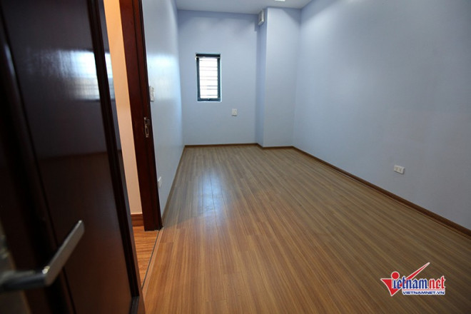 Phòng ngủ của tiền vệ Quang Hải ở tầng 2 được
sơn màu xanh pastel và lát sàn gỗ. Căn phòng chưa có vật dụng vì
chủ nhân đang bận thi đấu xa nhà, chưa có thời gian bày trí.