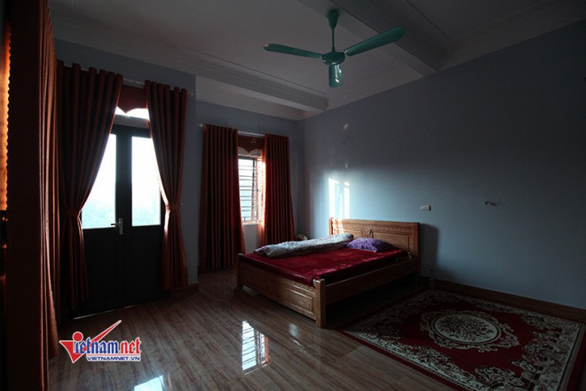 Phòng ngủ của bố mẹ Quang Hải. Mỗi lần được
giải thưởng, tiền vệ trẻ không tiêu xài hoang phí mà để dành xây
dựng lên căn nhà này. Từ bé anh luôn mong muốn có điều kiện cho bố
mẹ được ở trong căn nhà tiện nghi, khang trang.