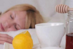 Sức khỏe đời sống - Uống nước mật ong ấm trước khi ngủ có nên không? Đây là ý kiến của chuyên gia