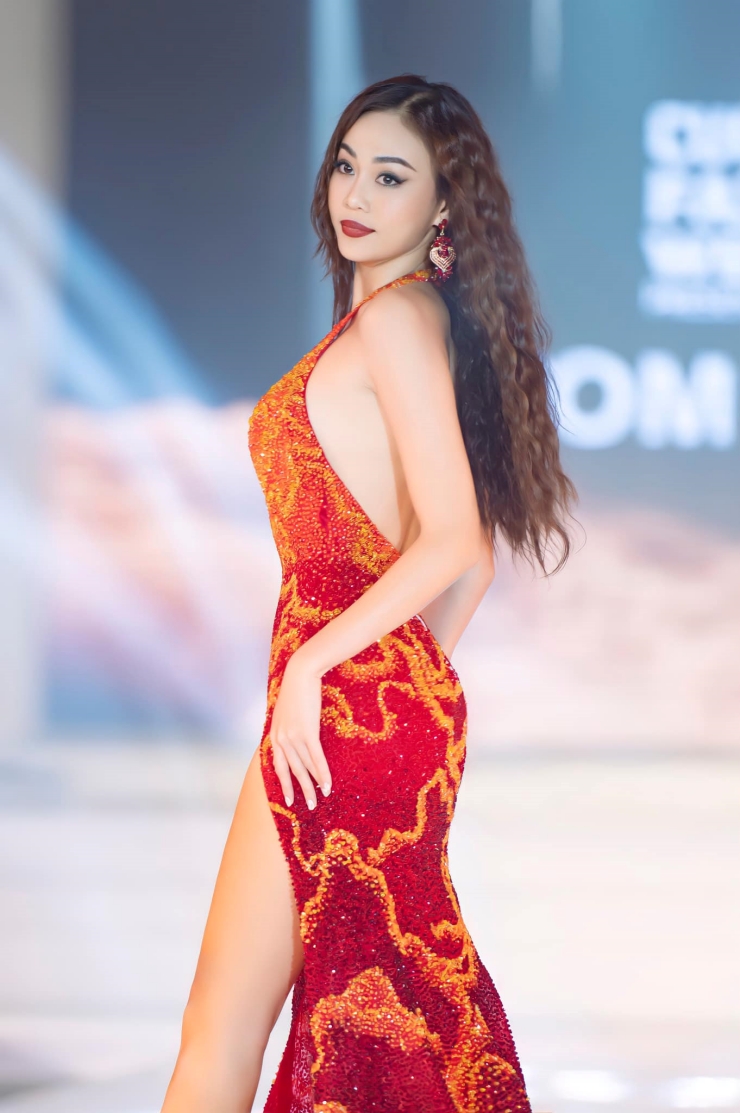Người đẹp sinh năm 1995, quê Thái Bình. Cô là người mẫu, doanh nhân. 
