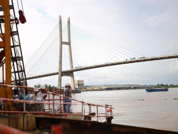 Tin tức trong ngày - Cha, vợ nạn nhân mất tích trong vụ sập sàn cầu Mỹ Thuận 2 chờ đợi trong vô vọng