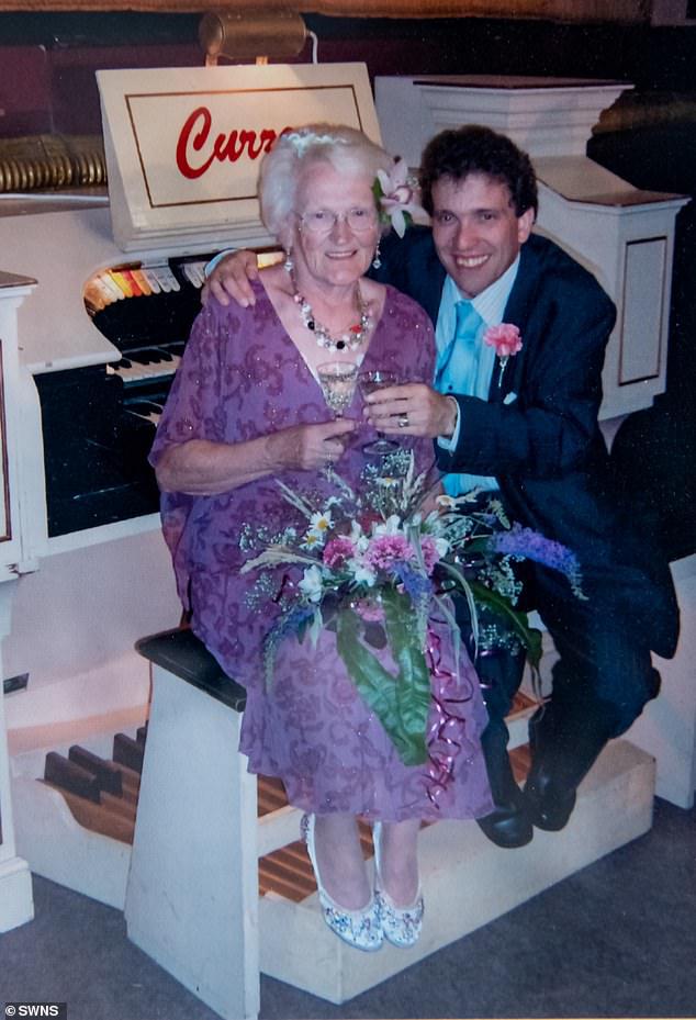 Edna Martin và Simon Martin trong lễ cưới