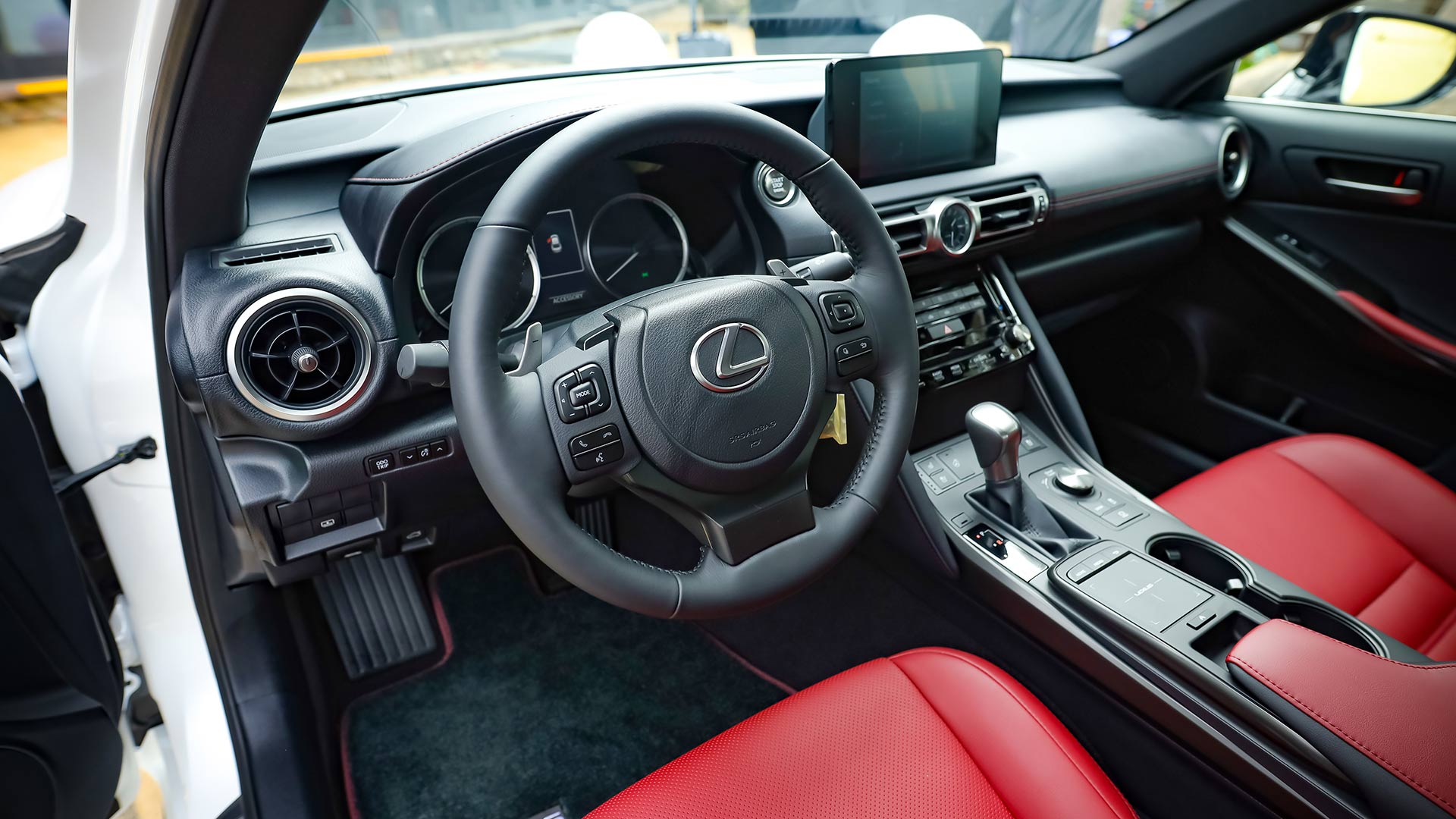 Tầm giá 2 tỷ nên chọn Mercedes-Benz C300 AMG hay Lexus IS300 Standard? - 5