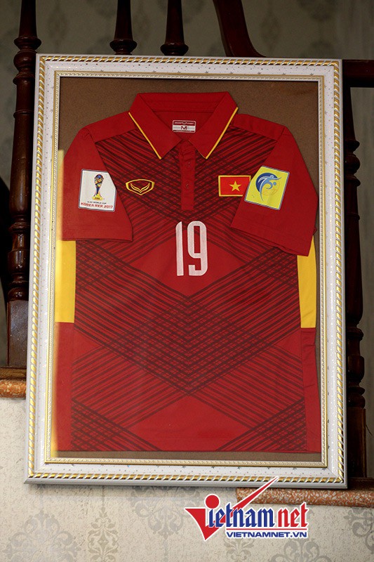 Chiếc áo số 19, tiền vệ Quang Hải mặc khi tham
gia đội tuyển quốc gia.