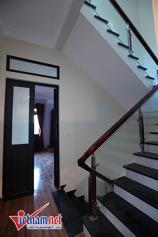 Sảnh hành lang tầng 2 và cầu thang dẫn lên
tầng 3 của căn nhà ngập tràn ánh sáng.&nbsp;&nbsp;