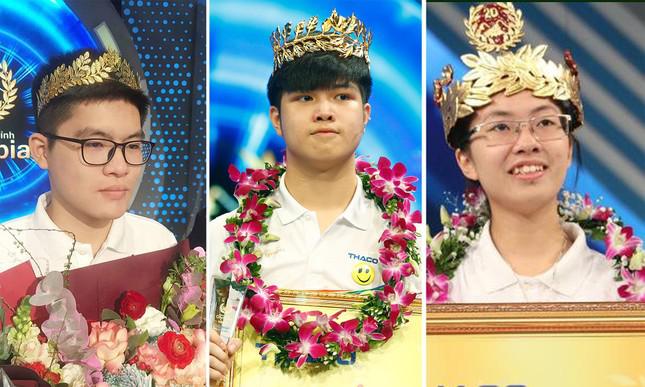 Ba nhà vô địch Olympia ba năm gần đây. Lần lượt từ trái qua phải: Nguyễn Hoàng Khánh, Đặng Lê Nguyên Vũ, Nguyễn Thị Thu Hằng.