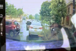 Phi thường - kỳ quặc - Video: Hai ô tô tranh chỗ đỗ xe và cái kết khiến cư dân mạng cạn lời