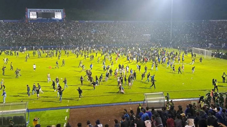 Bạo loạn bóng đá Indonesia 127 người chết: Bi kịch lịch sử, lo mất đăng cai U20 World Cup - 1