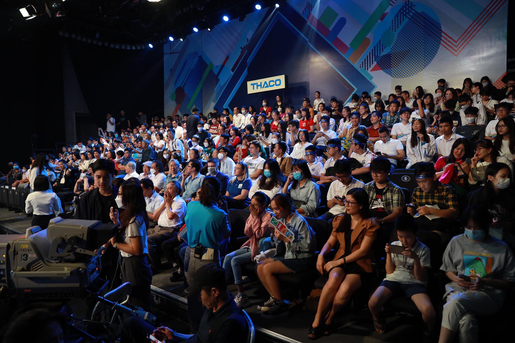 Khán giả đã có mặt đông đủ để cổ vũ
cho 4 chàng trai