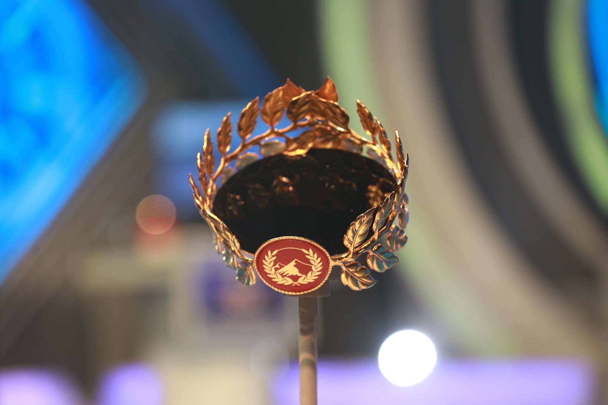 Và ai sẽ là người nhận được chiếc
vòng nguyệt quế này?