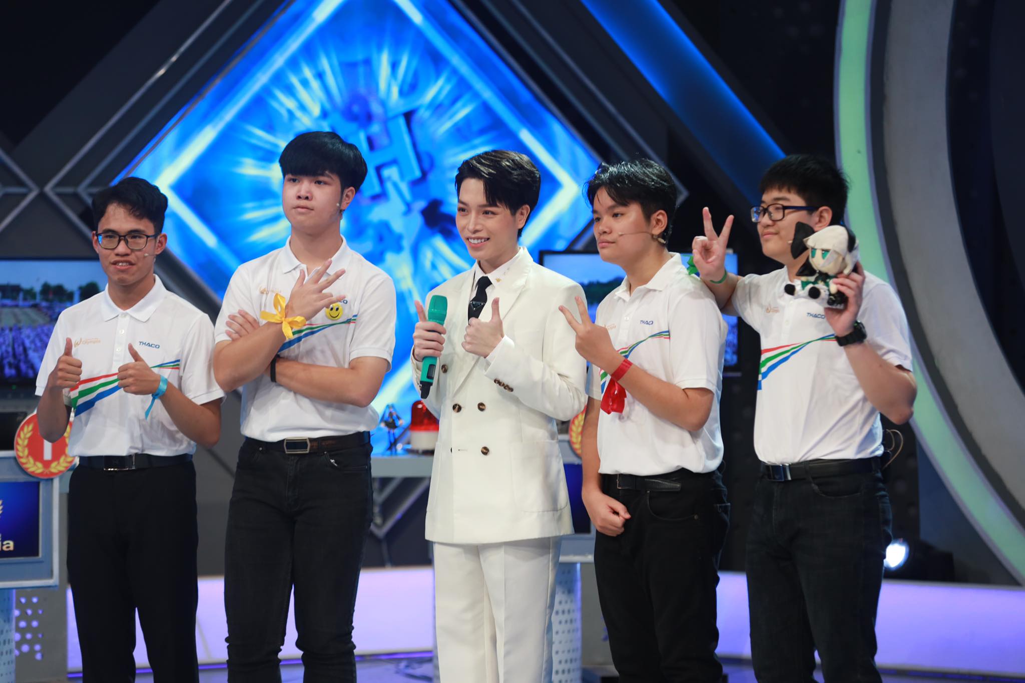 4 chàng trai chụp ảnh lưu niệm cùng
ca sĩ Đức Phúc