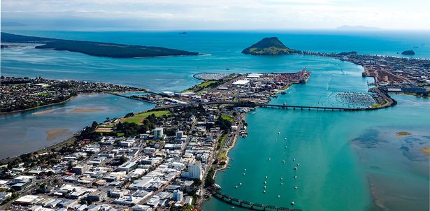 Vùng biển&nbsp;Tauranga ở New Zealand là điểm lướt sóng nổi tiếng.