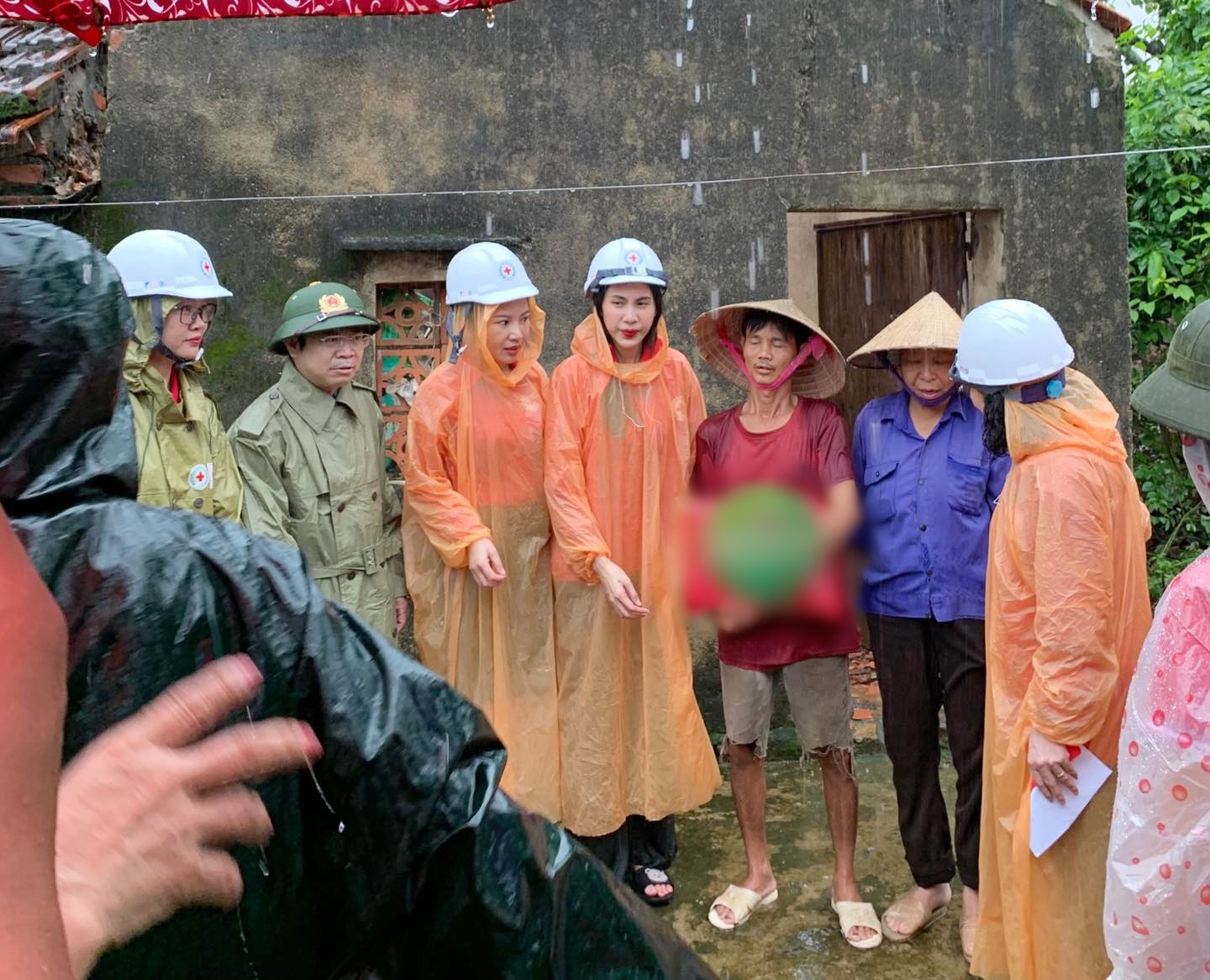 Thủy Tiên cùng đoàn&nbsp;của Hội Chữ thập đỏ&nbsp;Việt Nam và&nbsp;các lãnh đạo tỉnh&nbsp;đang hỏi thăm và tặng quà cho gia đình chịu thiệt hại do mưa lũ. Nguồn ảnh: Fanpage Nghệ An