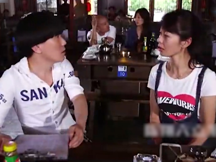 Clip hài hước - Cô gái mê trai khi đi cùng người yêu và cái kết ngã ngửa