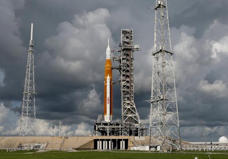 Tên lửa SLS phải trở lại tháp VAB để tránh bão Ian và dời lại lịch trình phóng.
