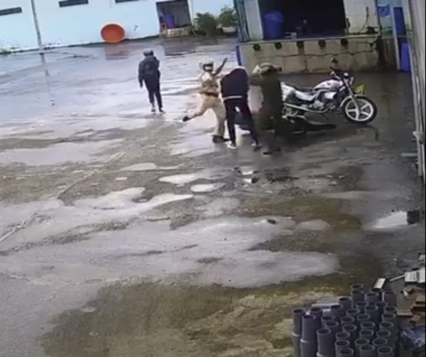 Các cán bộ thuộc Công an thị xã Vĩnh Châu có hành vi đánh 2 thiếu niên được camera ghi lại.