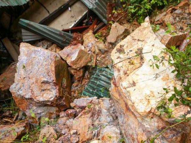 Tin tức trong ngày - Nhiều tảng đá lớn từ núi Dũng Quyết đổ sập xuống nhà dân