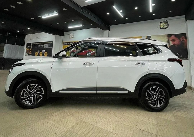 KIA Carens 2023 bất ngờ xuất hiện tại trung tâm đăng kiểm ở Hà Nội - 11