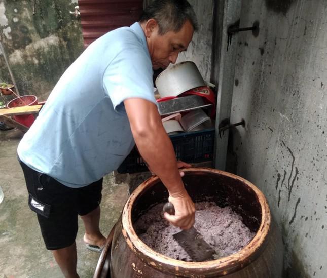 Mắm tép Trà Cổ được phơi nắng hay ủ mắm tính bằng phút để tạo nên một loại mắm tép thơm ngon khó quên