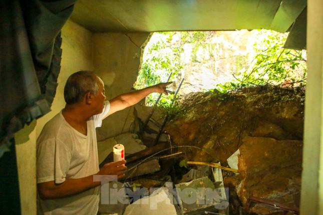 Vẫn chưa hết bàng hoàng sau khi đất đá bất ngờ trút xuống căn nhà của mình, ông Trương Hải An (trú tại khối 3, phường Trung Đô) chia sẻ: “Lúc đó hai vợ chồng đang ngồi xem tivi, bất ngờ núi sạt lở, đổ sập xuống nhà. Giường ngủ của gia đình nằm sát dưới chân núi Dũng Quyết, may là lúc đó chưa đi nghỉ không thì đã bị đất đá vùi lấp”.